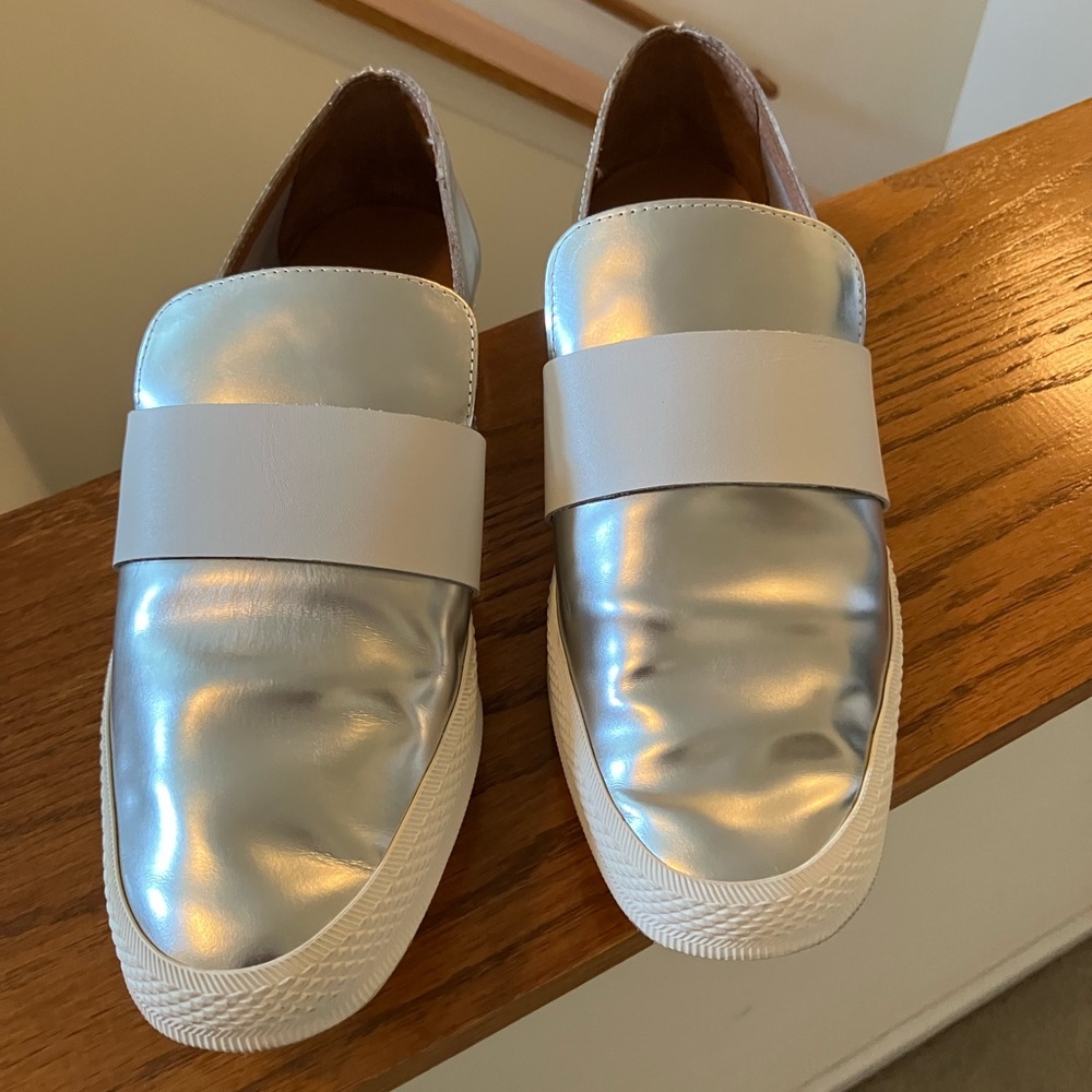 Modern Silver and White Flats with Sleek Design